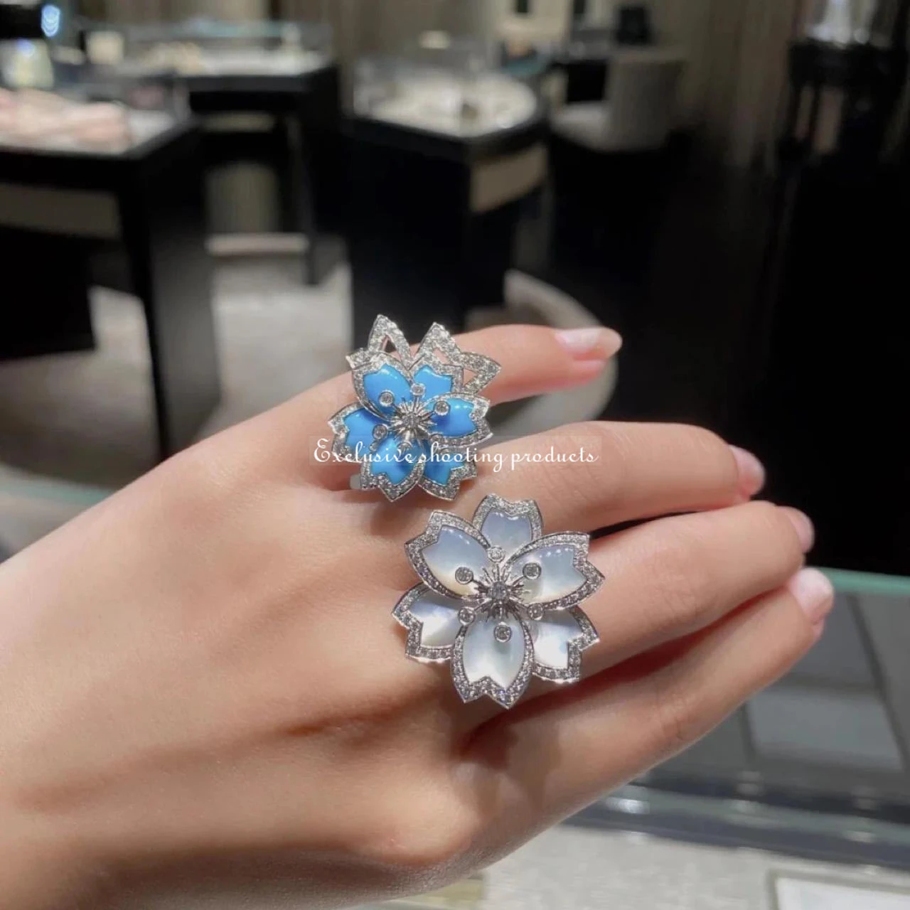 Van Cleef & Arpels VCARP7EP00 Hellébore Between the Finger Ring White gold Diamond Mother-of-pearl Turquoise Ring 2