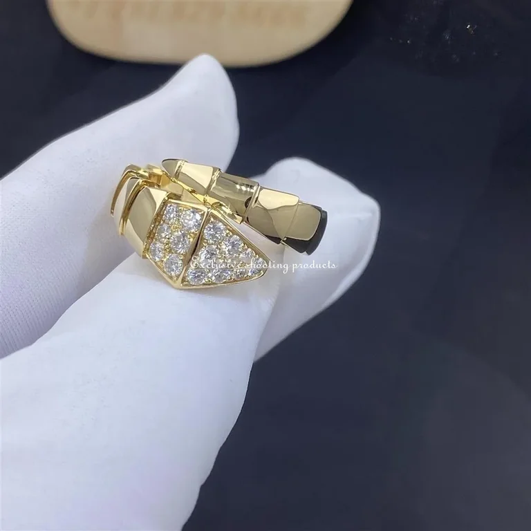 Bulgari Serpenti 345218YG Viper one-coil ring in 18 kt yellow gold set with pavé diamonds on the head 4