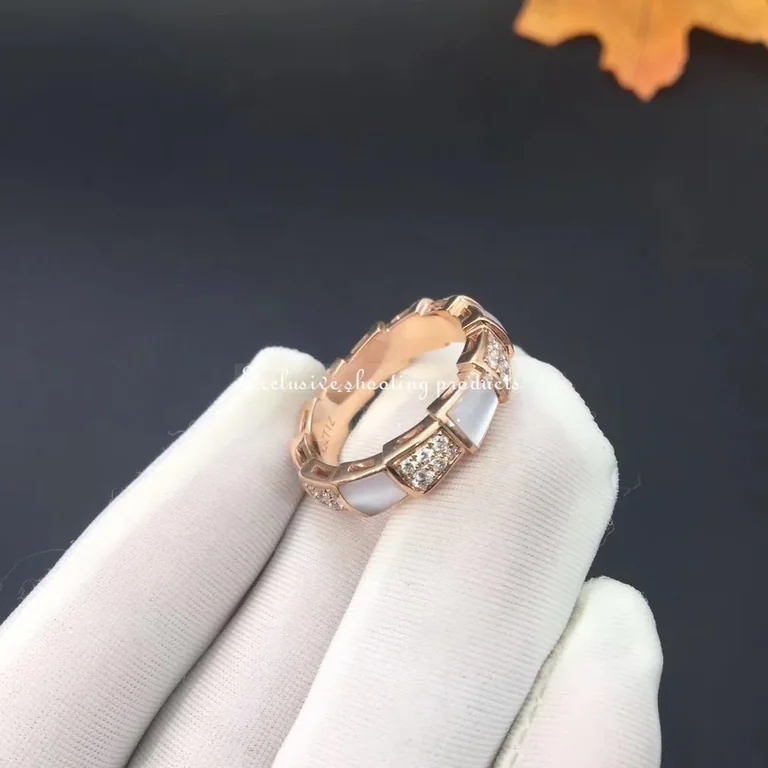 Bulgari Serpenti Viper 353236 band Ring in 18 kt rose gold with Mother of Pearls and pavé diamonds Ring 3