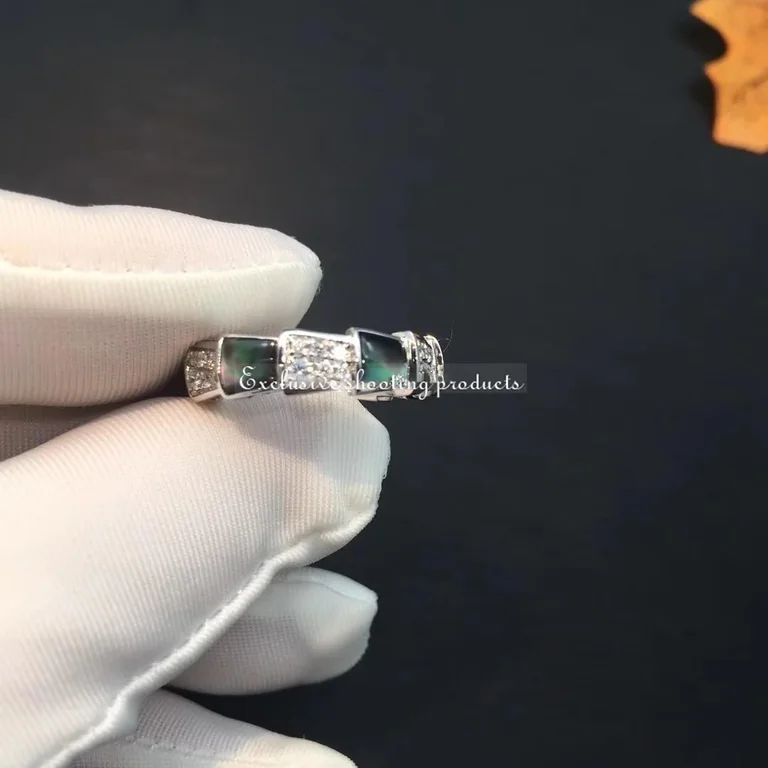Bulgari Serpenti Viper AN857900 18 kt white gold ring set with grey mother-of-pear elements and pavé diamonds 3