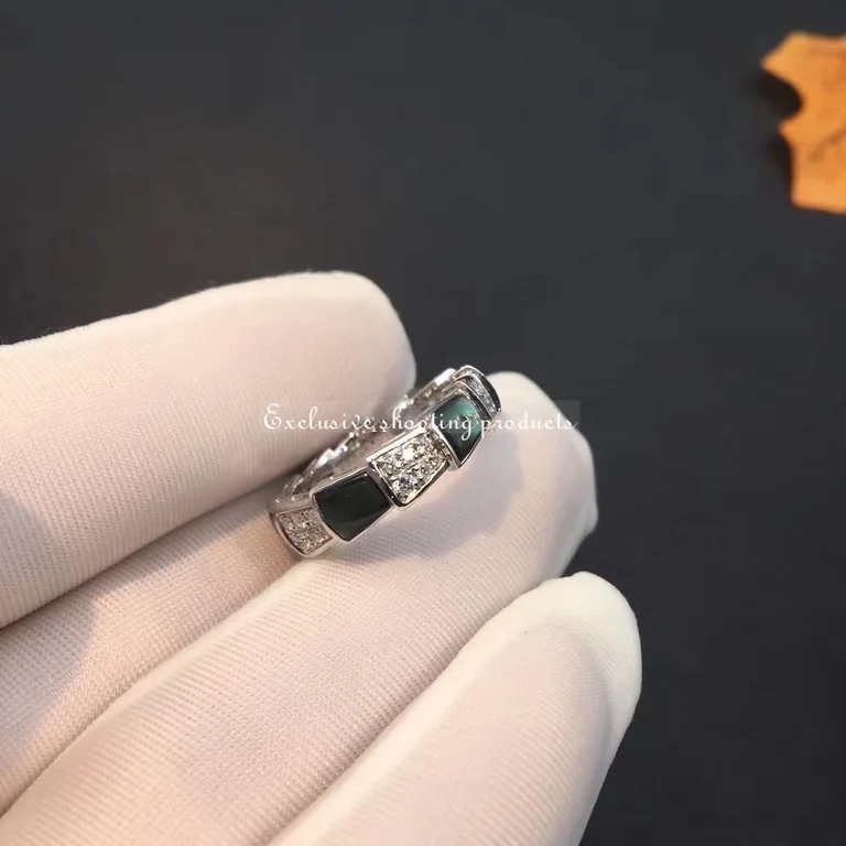 Bulgari Serpenti Viper AN857900 18 kt white gold ring set with grey mother-of-pear elements and pavé diamonds 2