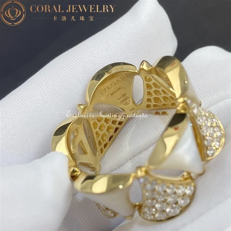 Bulgari AN856775 Divas? Dream ring in Yellow gold mother of pearl and diamonds Collector Square 3