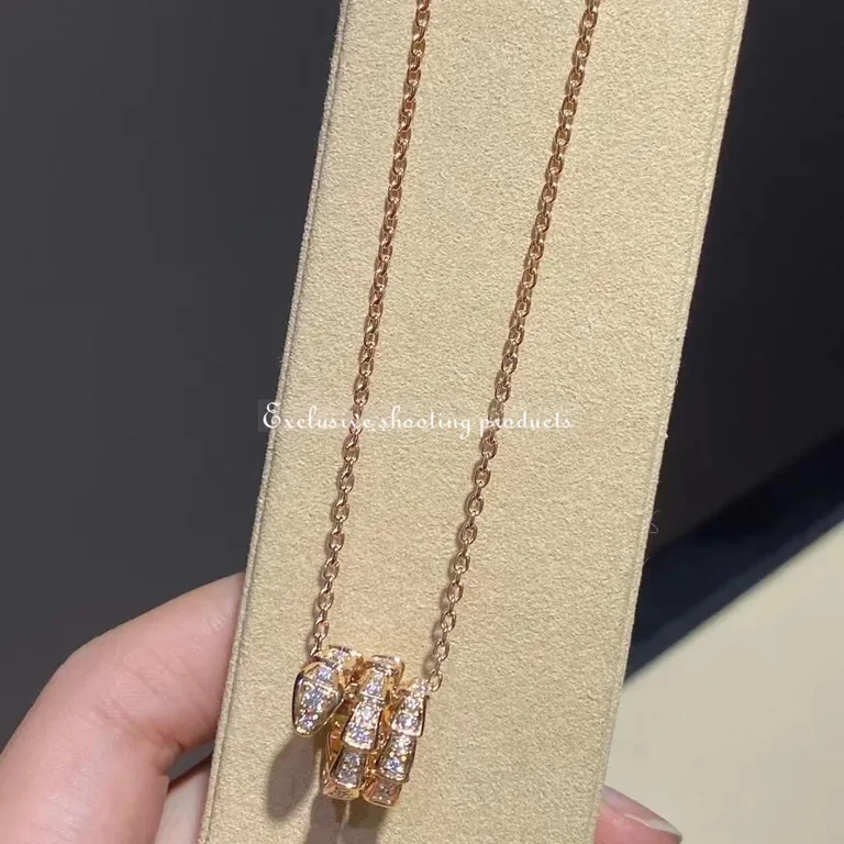 Bulgari Serpenti Viper 357795 pendant necklace in 18 kt rose gold set with pavé diamonds 5
