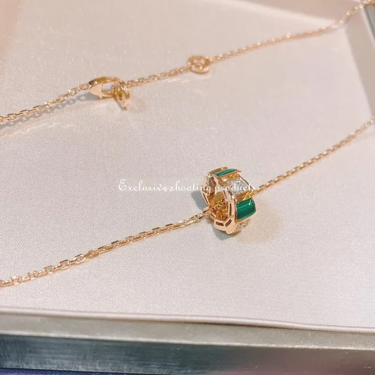Bulgari Serpenti Viper 355958 18 kt rose gold necklace set with malachite elements and pavé diamonds on the pendant 16