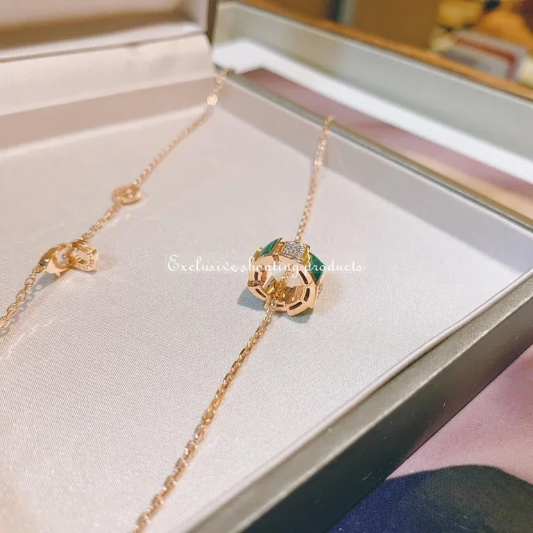 Bulgari Serpenti Viper 355958 18 kt rose gold necklace set with malachite elements and pavé diamonds on the pendant 15