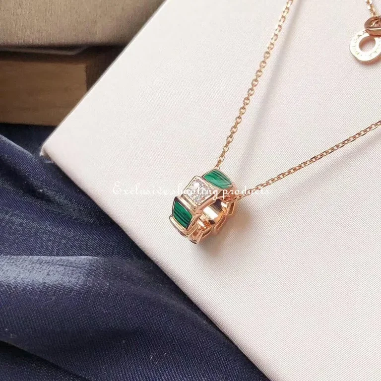 Bulgari Serpenti Viper 355958 18 kt rose gold necklace set with malachite elements and pavé diamonds on the pendant 6