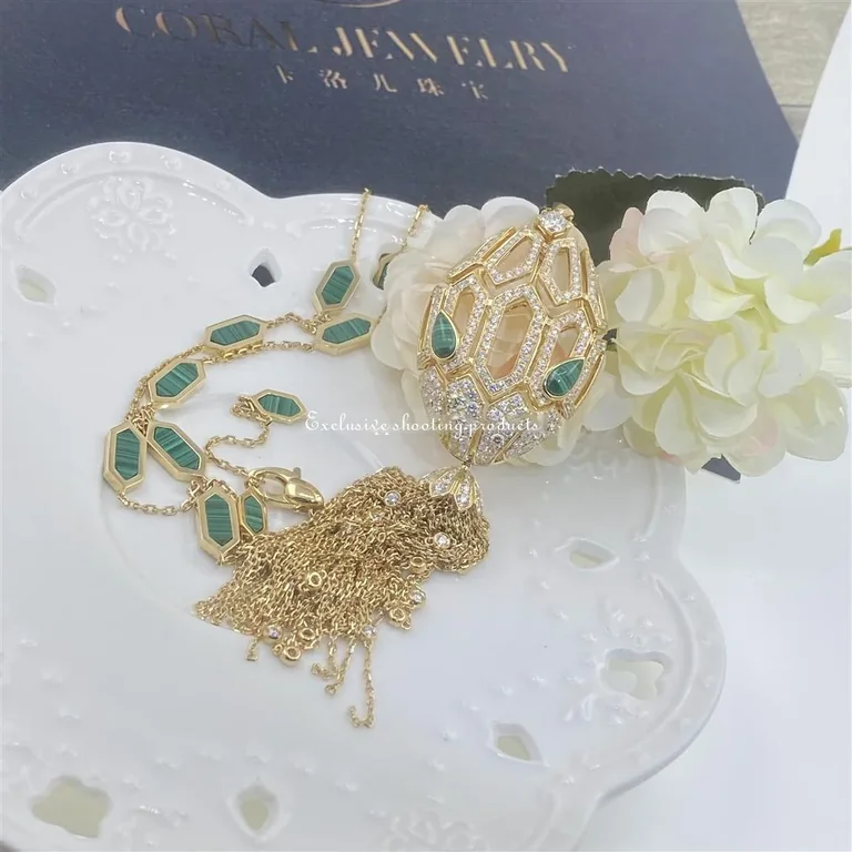 Bulgari Serpenti 354101 18 kt yellow gold necklace with tassel set with a diamond pavé diamonds and malachite eyes 11