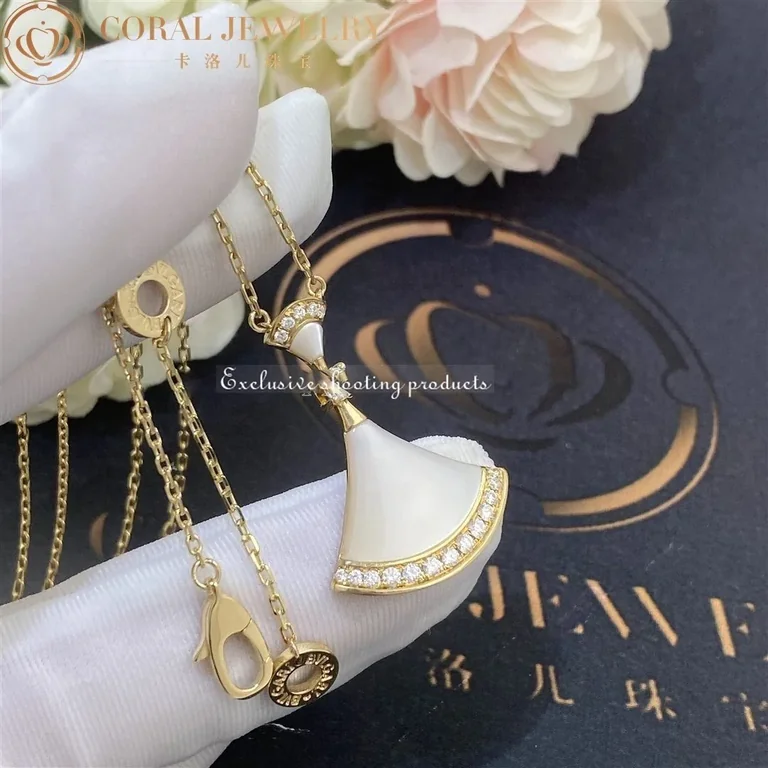Bulgari 356452 Divas? Dream Necklace Yellow Gold Mother-of-pearl and Diamonds 5
