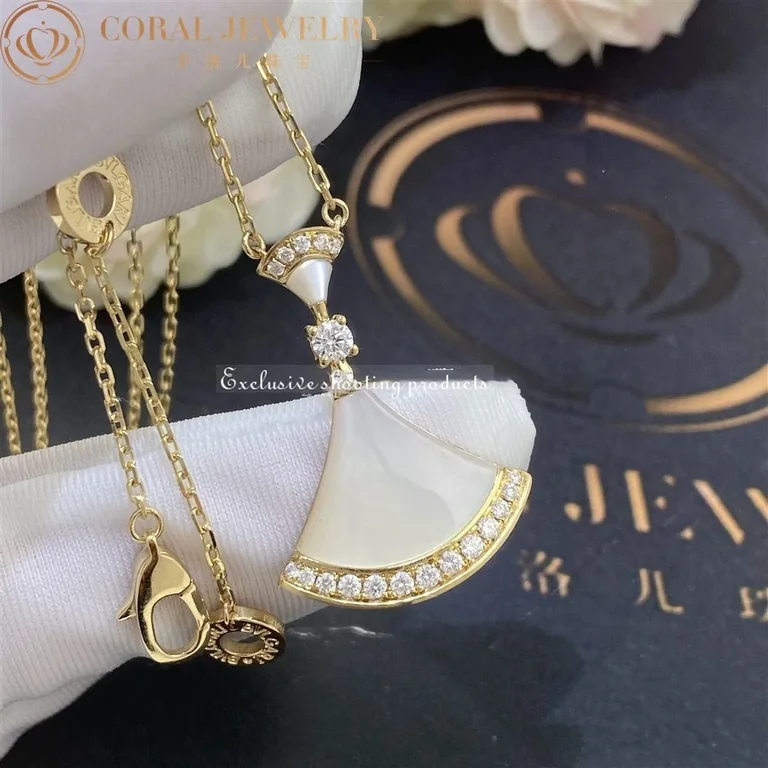 Bulgari 356452 Divas? Dream Necklace Yellow Gold Mother-of-pearl and Diamonds 4