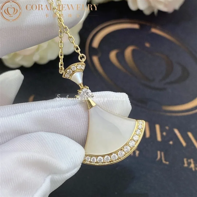 Bulgari 356452 Divas? Dream Necklace Yellow Gold Mother-of-pearl and Diamonds 2