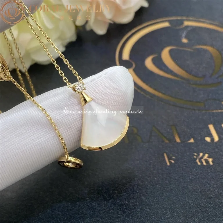 Bulgari Divas? Dream 357510 Necklace Yellow Gold Mother-of-pearl and Diamonds 3