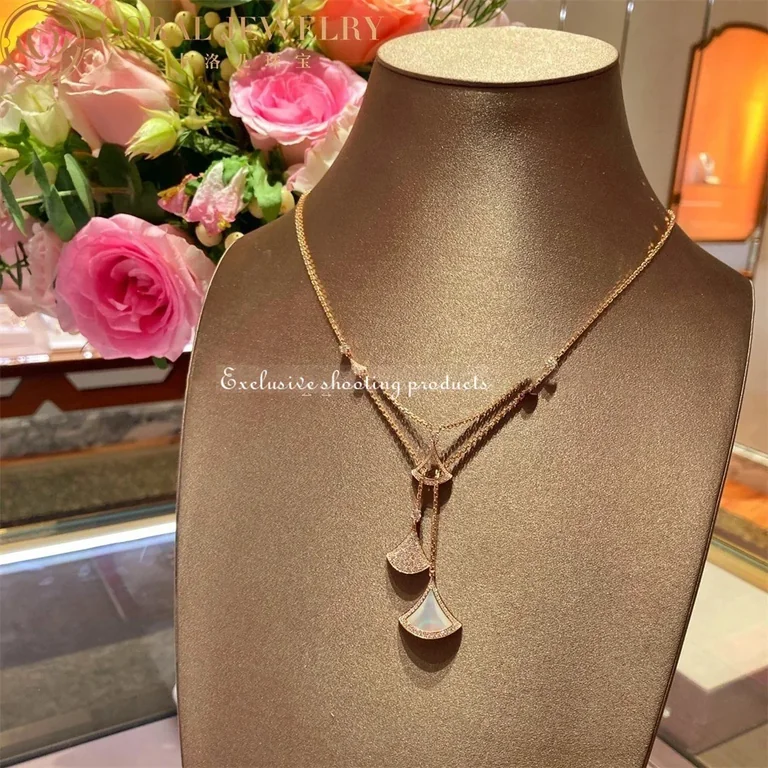 Bulgari Divas? Dream 358682 Necklace Rose Gold with Mother-of-pearl and Diamonds 17
