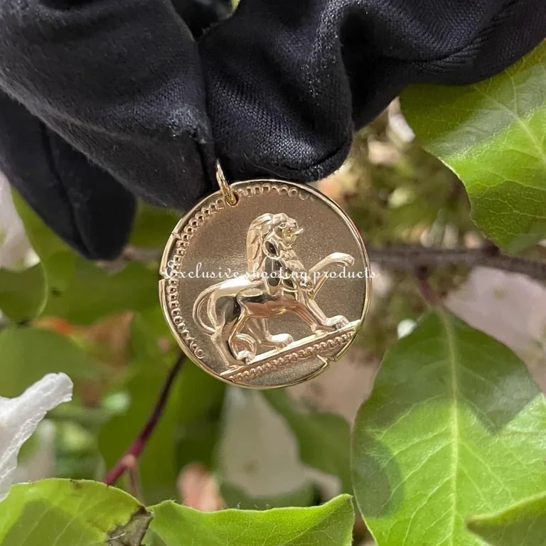 Van Cleef & Arpels VCARP7SO00 Zodiaque medal Leonis (Leo) Yellow gold 3