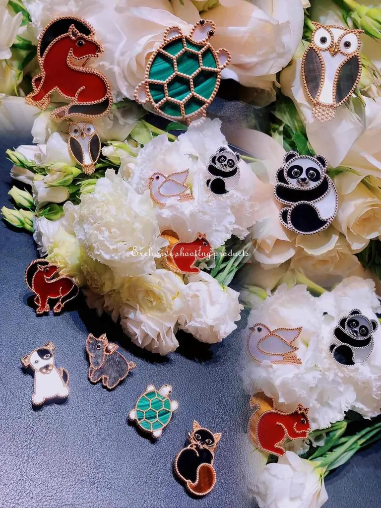 Van Cleef & Arpels VCARP7UN00 Lucky Animals Rabbit Clip Rose gold Mother-of-pearl Obsidian Onyx Clip 4