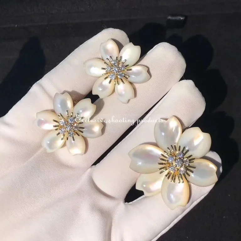 Van Cleef & Arpels VCARA53400 Rose de Noël clip medium model Yellow gold Diamond Mother-of-pearl 13