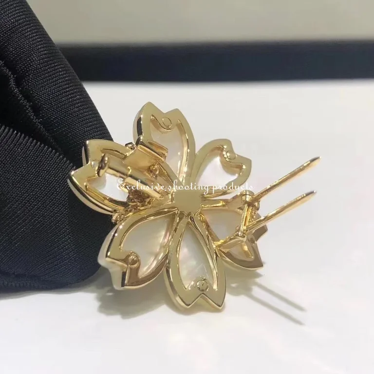 Van Cleef & Arpels VCARA53400 Rose de Noël clip medium model Yellow gold Diamond Mother-of-pearl 12
