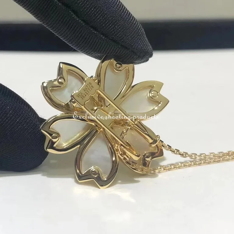Van Cleef & Arpels VCARA53400 Rose de Noël clip medium model Yellow gold Diamond Mother-of-pearl 11