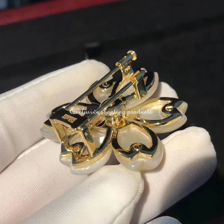Van Cleef & Arpels VCARA53400 Rose de Noël clip medium model Yellow gold Diamond Mother-of-pearl 9