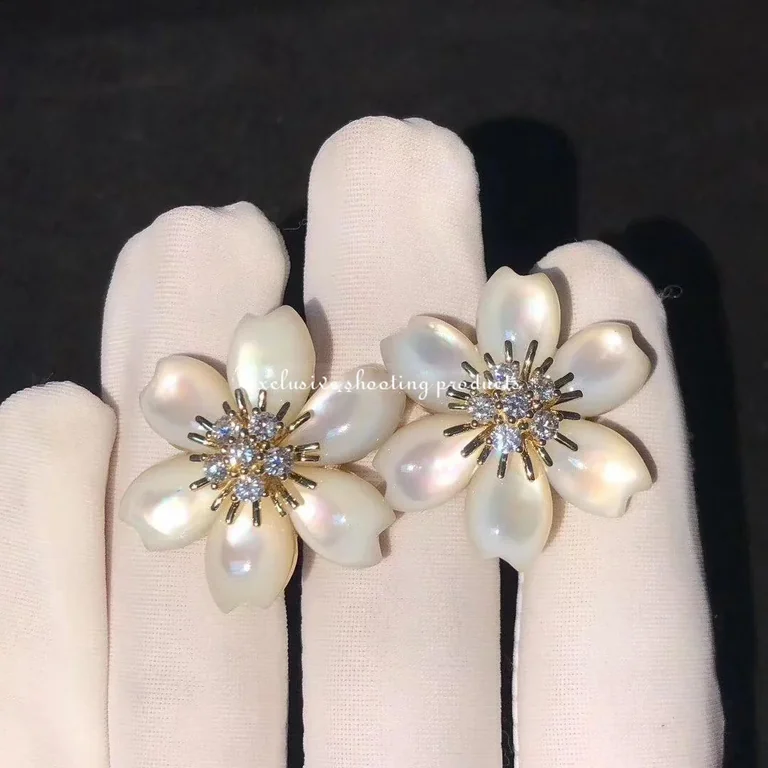 Van Cleef & Arpels VCARA53400 Rose de Noël clip medium model Yellow gold Diamond Mother-of-pearl 8