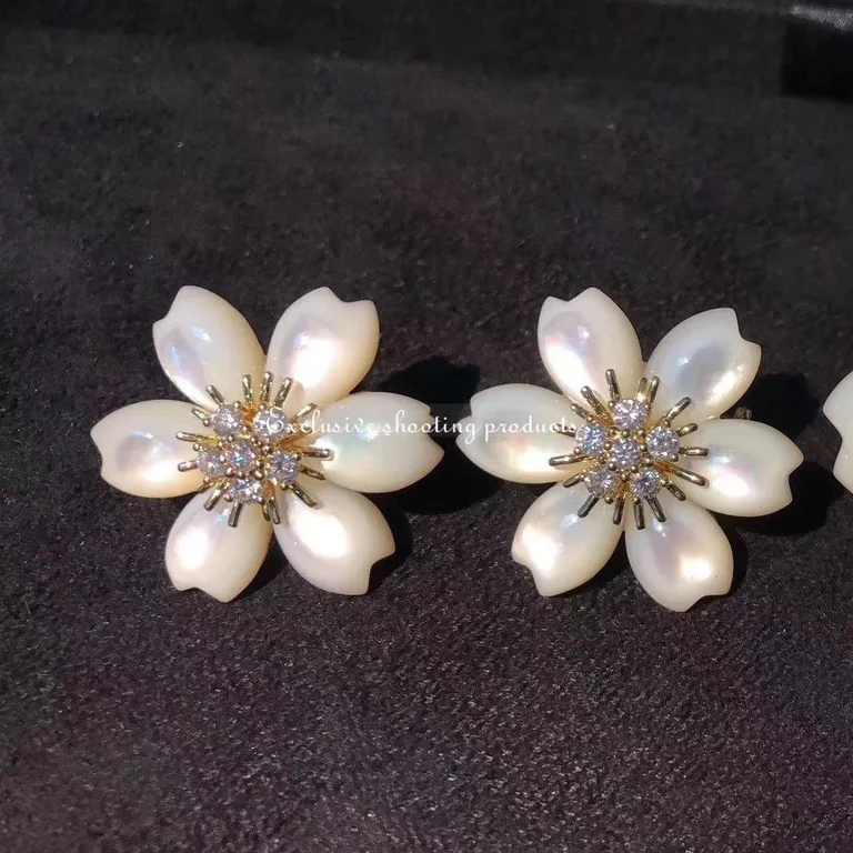 Van Cleef & Arpels VCARA53400 Rose de Noël clip medium model Yellow gold Diamond Mother-of-pearl 7