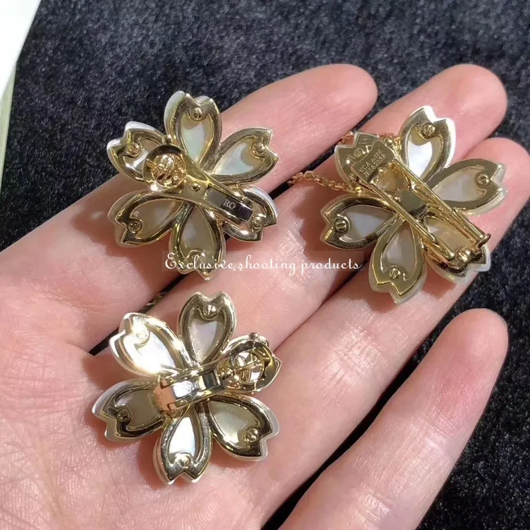 Van Cleef & Arpels VCARA53400 Rose de Noël clip medium model Yellow gold Diamond Mother-of-pearl 6
