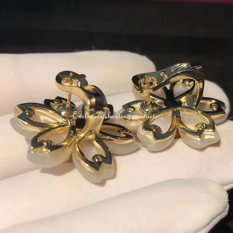 Van Cleef & Arpels VCARA53400 Rose de Noël clip medium model Yellow gold Diamond Mother-of-pearl 5