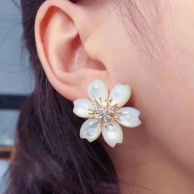 Van Cleef & Arpels VCARA53400 Rose de Noël clip medium model Yellow gold Diamond Mother-of-pearl 4