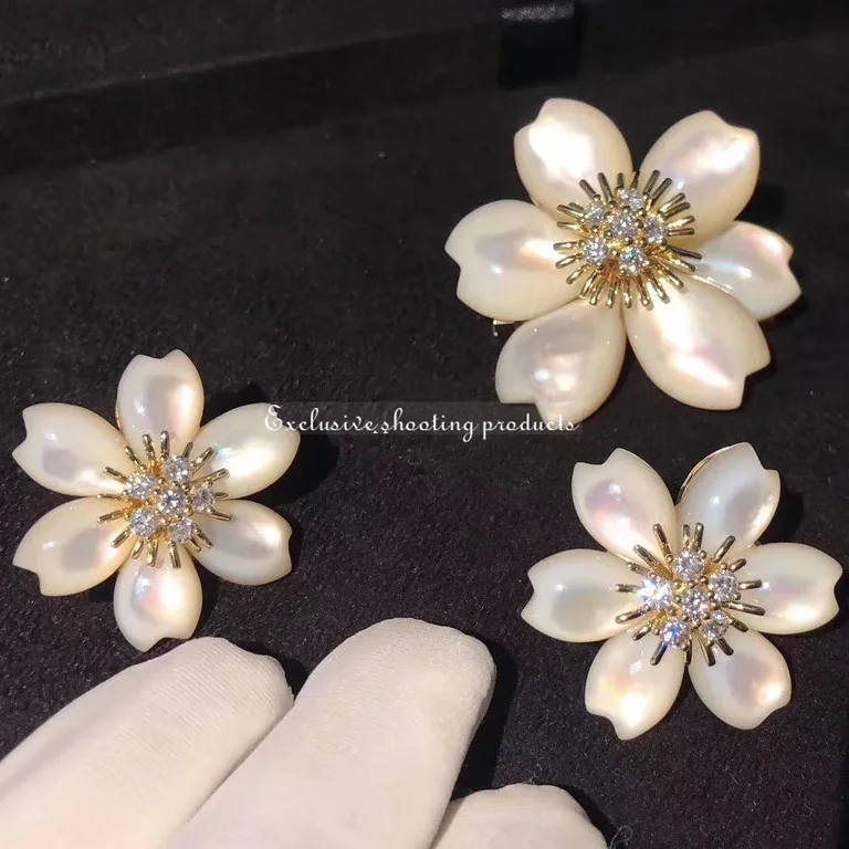 Van Cleef & Arpels VCARA53400 Rose de Noël clip medium model Yellow gold Diamond Mother-of-pearl 2