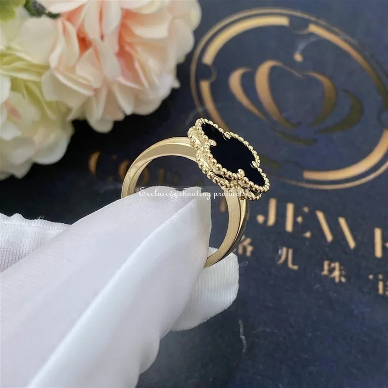 Van Cleef & Arpels Vintage Alhambra ring Yellow gold Onyx ring 5