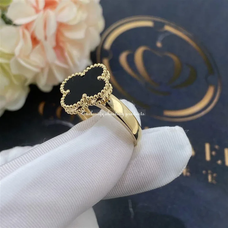 Van Cleef & Arpels Vintage Alhambra ring Yellow gold Onyx ring 4