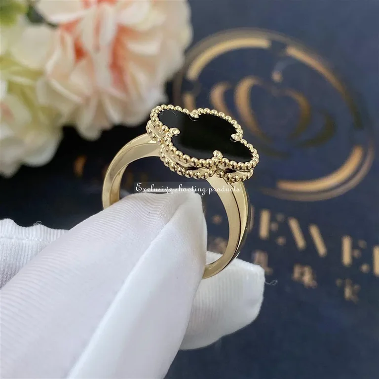 Van Cleef & Arpels Vintage Alhambra ring Yellow gold Onyx ring 3