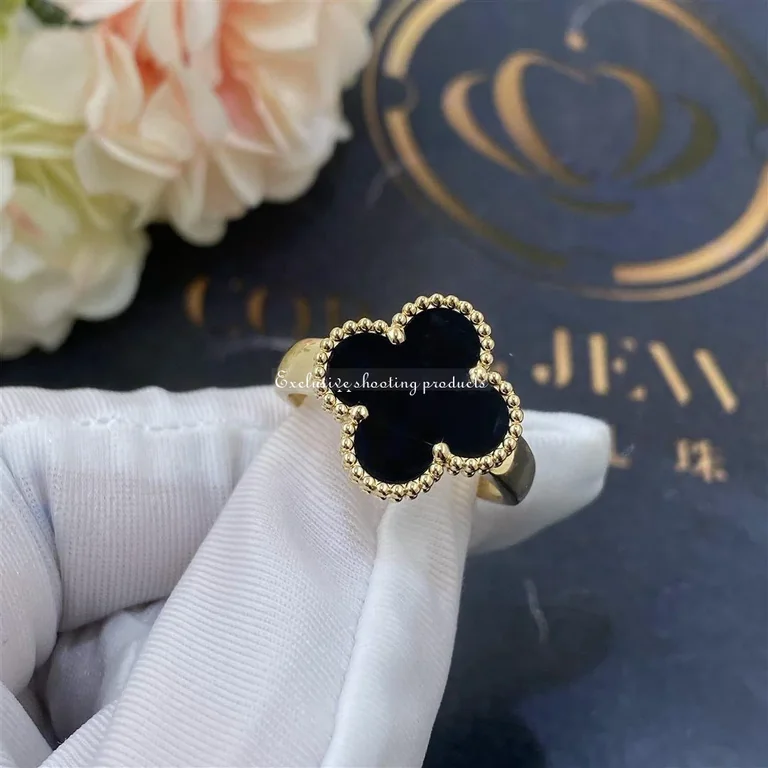 Van Cleef & Arpels Vintage Alhambra ring Yellow gold Onyx ring 2