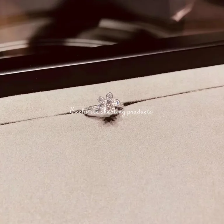 Van Cleef & Arpels VCARD23700 Socrate ring 1 flower White gold Diamond ring 6