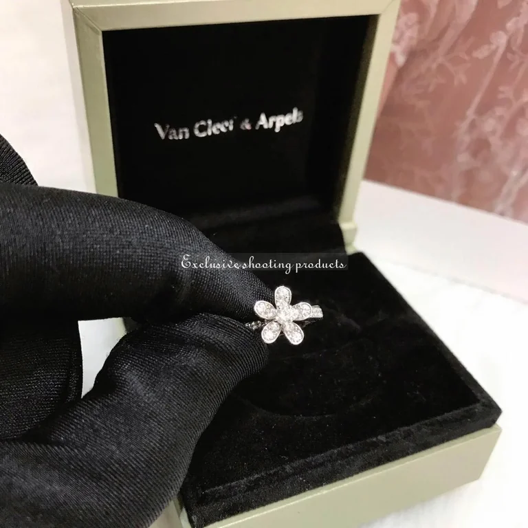 Van Cleef & Arpels VCARD23700 Socrate ring 1 flower White gold Diamond ring 4