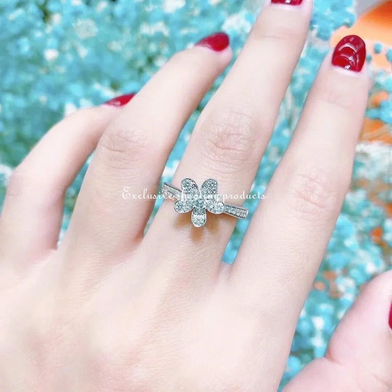 Van Cleef & Arpels VCARD23700 Socrate ring 1 flower White gold Diamond ring 3