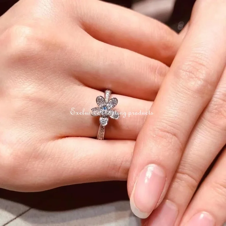 Van Cleef & Arpels VCARD23700 Socrate ring 1 flower White gold Diamond ring 2