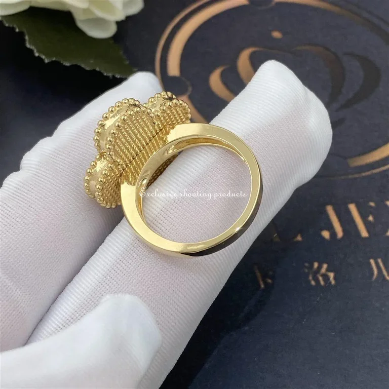 Van Cleef & Arpels VCARF78900 ring Magic Alhambra Yellow gold Mother-of-pearl ring 3