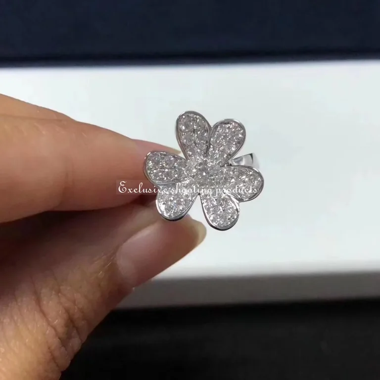 Van Cleef & Arpels VCARD31600 Frivole ring 1 flower White gold Diamond ring 2