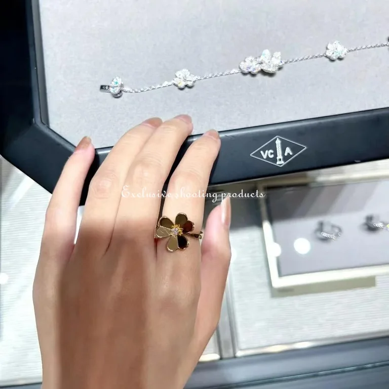Van Cleef & Arpels VCARP2DS00 Frivole ring 1 flower small model Yellow gold ring 3