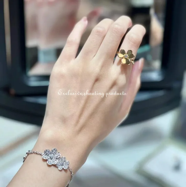 Van Cleef & Arpels VCARP2DS00 Frivole ring 1 flower small model Yellow gold ring 2