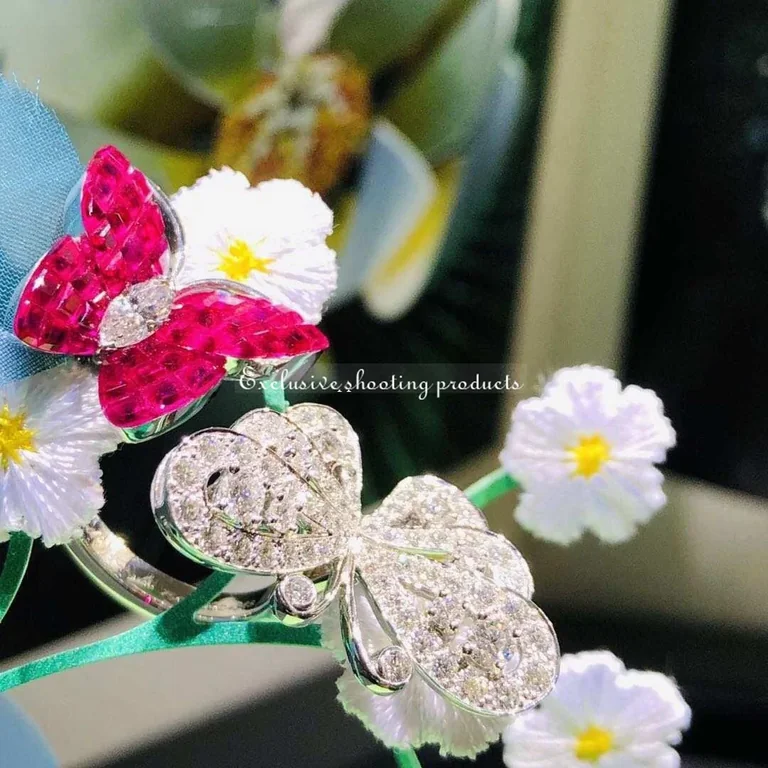 Van Cleef & Arpels VCARF27100 Flying Butterfly between the finger ring Mystery-Set Ruby Two Flying Butterfly ring 13