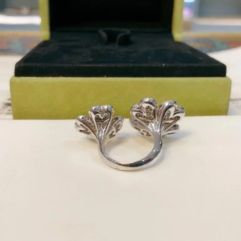 Van Cleef & Arpels VCARO6A800 Cosmos Between the Finger ring White gold Diamond ring 6