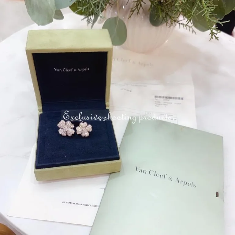 Van Cleef & Arpels VCARO6A800 Cosmos Between the Finger ring White gold Diamond ring 5