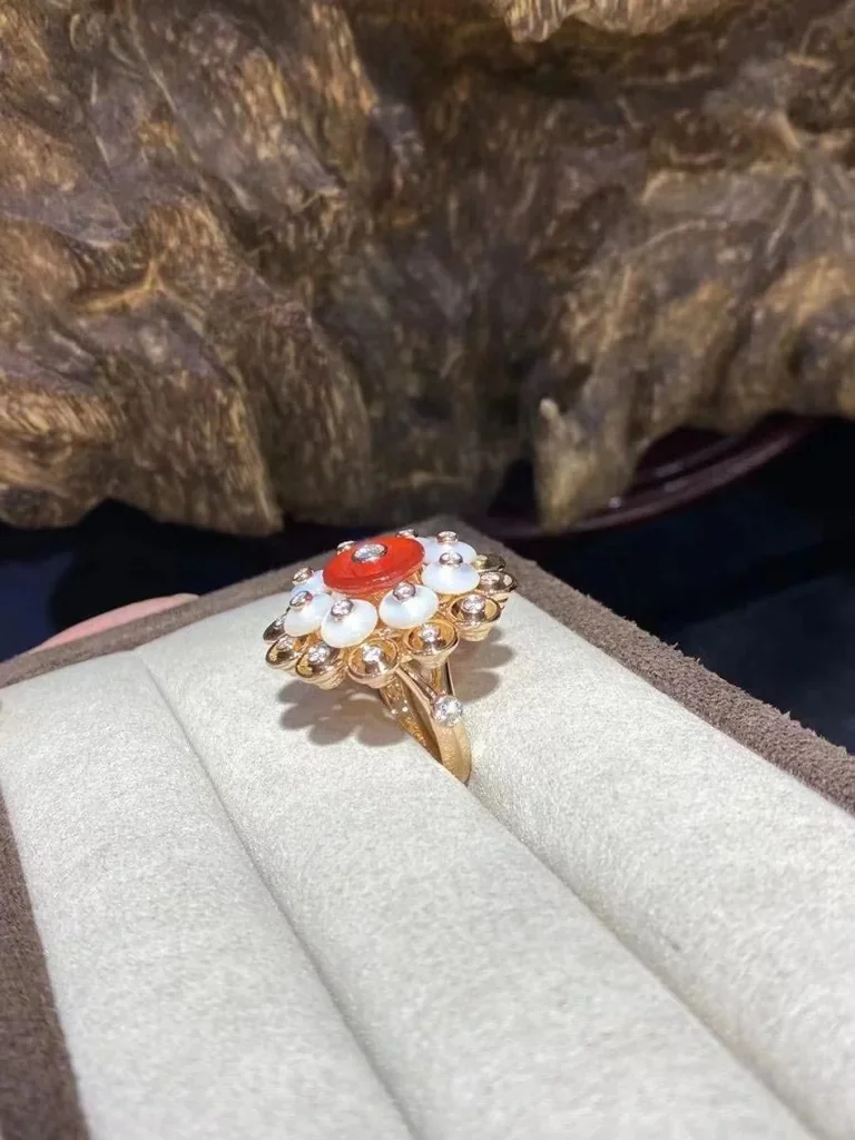 Van Cleef & Arpels VCARO9MV00 Bouton d?or ring Rose gold Carnelian Diamond Mother-of-pearl ring 6