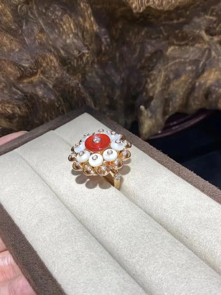 Van Cleef & Arpels VCARO9MV00 Bouton d?or ring Rose gold Carnelian Diamond Mother-of-pearl ring 5