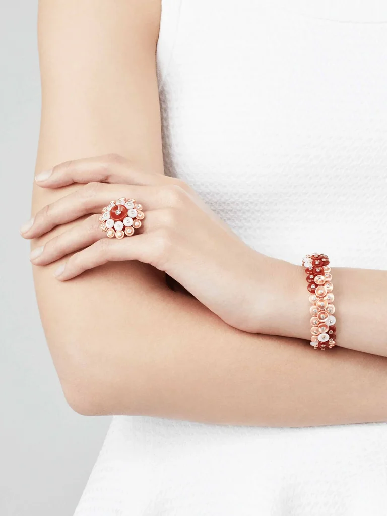 Van Cleef & Arpels VCARO9MV00 Bouton d?or ring Rose gold Carnelian Diamond Mother-of-pearl ring 4