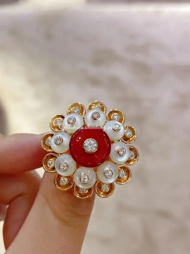 Van Cleef & Arpels VCARO9MV00 Bouton d?or ring Rose gold Carnelian Diamond Mother-of-pearl ring 3