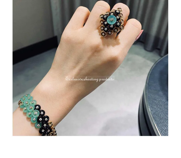 Van Cleef & Arpels VCARO9MW00 Bouton d?or ring Yellow gold Chrysoprase Diamond Onyx ring 4