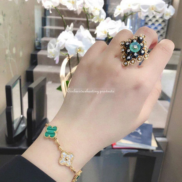Van Cleef & Arpels VCARO9MW00 Bouton d?or ring Yellow gold Chrysoprase Diamond Onyx ring 3
