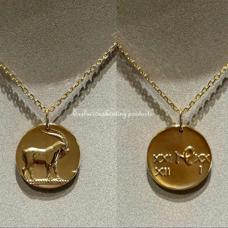 Van Cleef & Arpels VCARP7SR00 Zodiaque medal Capricorni (Capricorn) Yellow gold 3